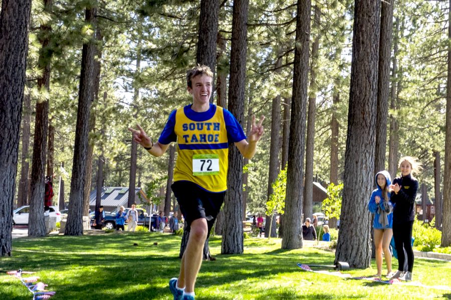 South Tahoe High School runner at the DeCelle Memorial Lake Tahoe Relay